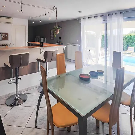 Hébergement de vacances Cozy In With Outdoor Swimming Pool Creissan