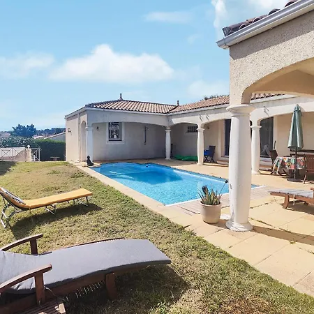 Hébergement de vacances Cozy In With Outdoor Swimming Pool *